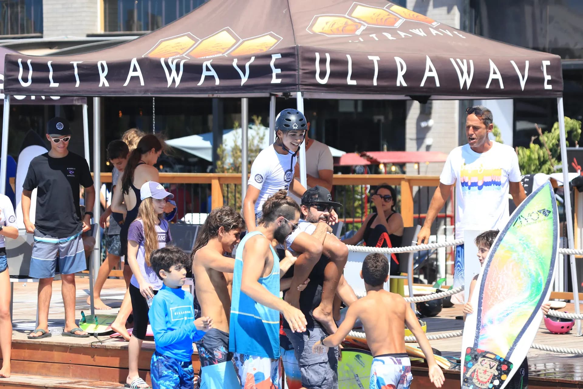 קבוצה במתחם citywave — אירוע חברה